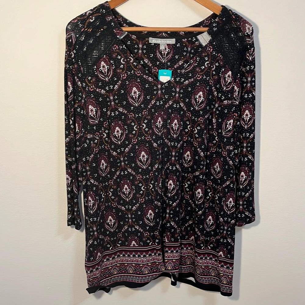 Daniel Rainn women’s top blouse plus size 1X  black red crochet pleated  knit